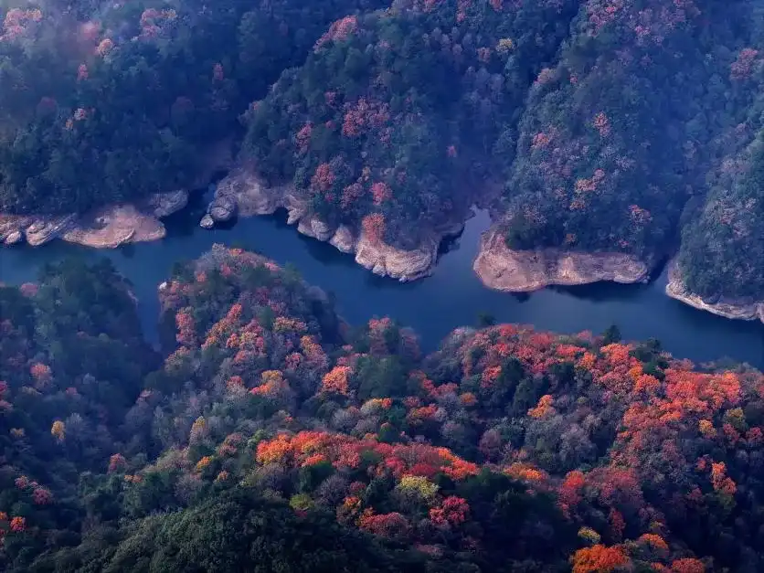 两山对垒