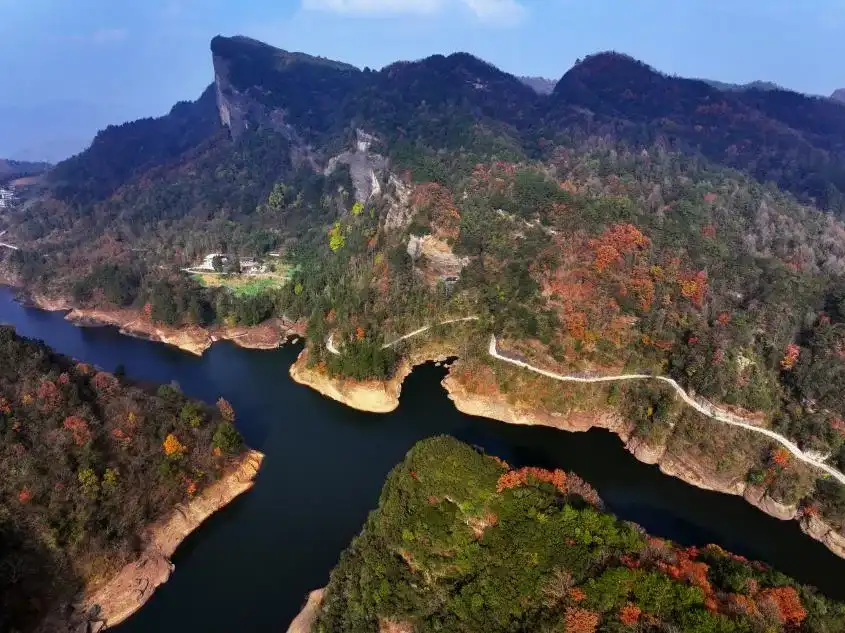 峰指蓝天