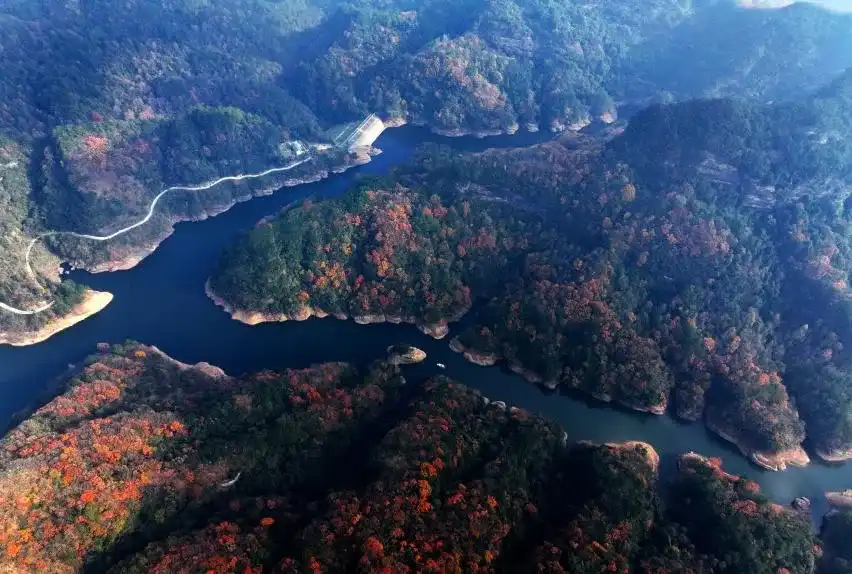 水绕群山